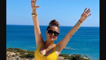 Σάλμα Χάγιεκ: Οπτασία στα κίτρινα με φόντο το γαλάζιο του Αιγαίου για τα γενέθλιά της