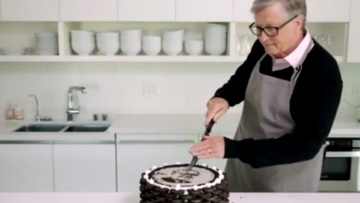 Ο Μπιλ Γκέιτς έφτιαξε τούρτα για τα 90ά γενέθλια του Γουόρεν Μπάφετ