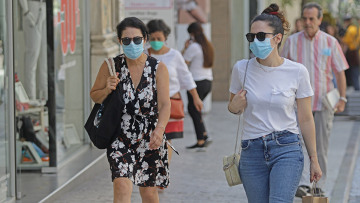 Κορωνοϊός: «Πονοκέφαλος» η διασπορά στις ηλικίες έως 50 ετών - Πώς σχετίζεται με τα «κόκκινα» γηροκομεία