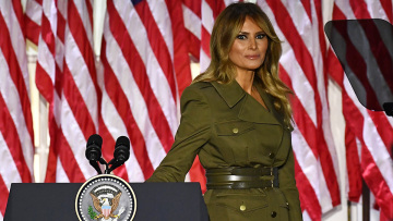 Μελάνια Τραμπ: Το βιβλίο Melania and Me έσπασε κάθε ρεκόρ για βιβλία που γράφτηκαν για τους Τραμπ