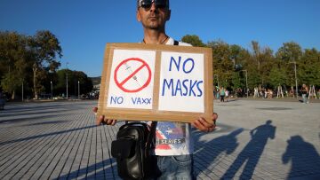 Κορωνοϊός: Αυξάνονται οι αρνητές της μάσκας παγκοσμίως - Δρουν μέσω Facebook