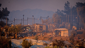 Φωτιά στη Μόρια: Έντονη αντιπαράθεση στη Βουλή - Σε «εθνική ομοψυχία» καλεί η κυβέρνηση 