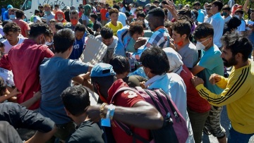 Μόρια: Ατελείωτες ουρές και διαπληκτισμοί για το συσσίτιο - Στον δρόμο χιλιάδες μετανάστες