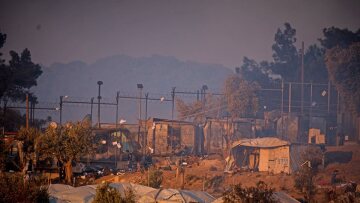 Στον εισαγγελέα οι τέσσερις ενήλικες που κατηγορούνται για τον εμπρησμό στη Μόρια