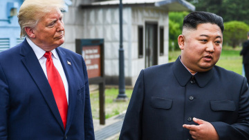 Τραμπ: «Ο Κιμ Γιονγκ Ουν αποκεφάλισε τον θείο του κι έβαλε το σώμα στις σκάλες κυβερνητικού κτιρίου»