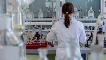 Ξεκινούν και πάλι οι κλινικές δοκιμές για το εμβόλιο της AstraZeneca