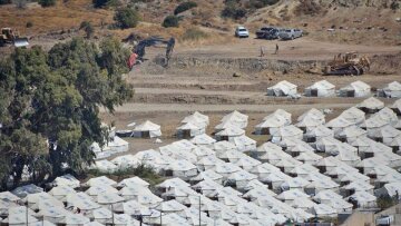 Βίντεο-ντοκουμέντο: Μετανάστες ανεβαίνουν στο βουνό για να μην μπουν στη νέα δομή του Καρά Τεπέ