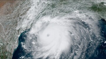 ΗΠΑ: Ο κυκλώνας Σάλι απειλεί τις αμερικανικές ακτές