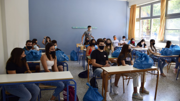 Μάσκες, αποστάσεις, θερμομετρήσεις αλλά και παρατράγουδα στην πρεμιέρα της σχολικής χρονιάς 