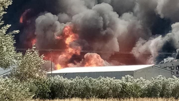 Υπό έλεγχο η φωτιά σε αποθήκη ξυλείας στον Ασπρόπυργο (βίντεο)