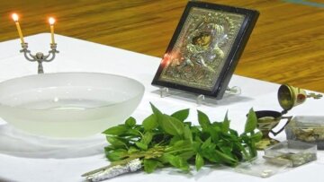 Ιερέας στην Κοζάνη: «O κορωνοϊός δεν κολλάει αν φιλήσεις το σταυρό - Βγάλτε όλοι τις μάσκες»