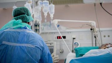 Κορωνοϊός: Πώς φτάσαμε ξανά πάνω από 300 κρούσματα και στην «εκτίναξη» των διασωληνώσεων