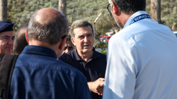 Χρυσοχοΐδης στον Guardian: Η Λέσβος θα έχει αδειάσει από μετανάστες μέχρι το Πάσχα