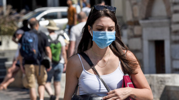 Κορωνοϊός: Ανησυχούν οι ειδικοί - Ποια νέα μέτρα σκέφτονται αν δεν μειωθούν τα κρούσματα