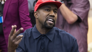 Κάνιε Γουέστ: Πόσταρε βίντεο που τον δείχνει να... ουρεί πάνω στο Grammy του!