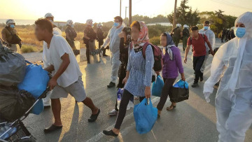 Αστυνομική επιχείρηση στη Λέσβο για τη μεταφορά των μεταναστών στο Καρά Τεπέ - Δείτε βίντεο 