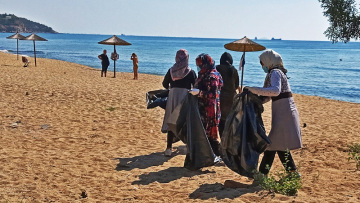 Πρόσφυγες και μετανάστες καθάρισαν την παραλία της Καβάλας