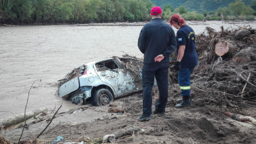 Κακοκαιρία «Ιανός»: Συγκλονιστικό βίντεο με διάσωση ηλικιωμένου στα Φάρσαλα