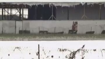 Κακoκαιρία Ιανός: Καρέ-καρέ η επιχείρηση απεγκλωβισμού οικογένειας με 3χρονο παιδάκι στην Καρδίτσα