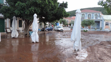 Κακοκαιρία Ιανός - Εικόνες καταστροφής στο Φισκάρδο: Δείτε βίντεο με τη θάλασσα να μπαίνει μέσα στο χωριό 