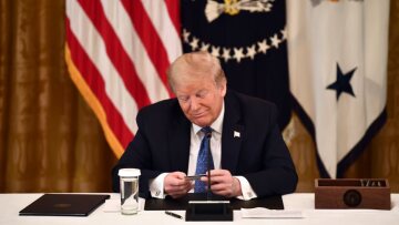 ΗΠΑ: Πέντε ονόματα στη λίστα Τραμπ για τη διαδοχή της Γκίνσμπεργκ στο ανώτατο δικαστήριο