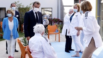 Κορωνοϊός - Γαλλία: «Να μην απομονώσουμε τους ηλικιωμένους στα γηροκομεία» λέει ο Μακρόν 