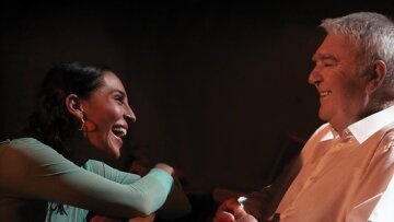 Η επιστροφή του Πασχάλη Τερζή με νέο τραγούδι μαζί με την κόρη του (βίντεο)