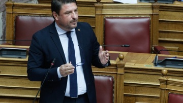 Βουλή: Σφοδρή σύγκρουση Χαρδαλιά-Ραγκούση για πλημμύρες και πανδημία