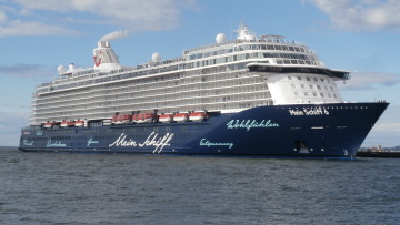 Κορωνοϊός: Συναγερμός στο κρουαζιερόπλοιο Mein Schiff 6 - Επιστρέφει στον Πειραιά με 12 κρούσματα 