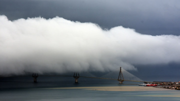 Κακοκαιρία στην Πάτρα: «Εξαφανίστηκε» η γέφυρα του Ρίου - Φωτογραφίες 