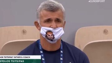 Roland Garros: Ο πατέρας του Τσιτσιπά φοράει μάσκα με το πρόσωπο του Στέφανου 