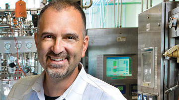 Τζορτζ Γιανκόπουλος: Ποιος είναι ο Ελληνοαμερικανός που πρωτοστατεί στη μάχη κατά του κορωνοϊού