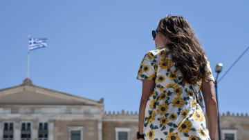 Καιρός: Βελτιωμένος σήμερα - Από την Παρασκευή το κύμα ζέστης