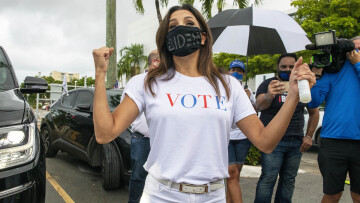 Εκλογές ΗΠΑ 2020: Η Εύα Λονγκόρια κατέβηκε στο... δρόμο για να στηρίξει Μπάιντεν   