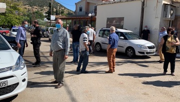 Κορωνοϊός - Θήβα: Οργή για την 63χρονη που πήγε με πυρετό στην κηδεία στο Μουρίκι