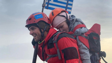 Πάτησε την κορυφή του Ολύμπου έχοντας στην πλάτη του 22χρονη φοιτήτρια με κινητικά προβλήματα
