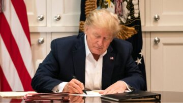 Γνωστός ηθοποιός «πετάει» από τη χαρά του που ο Τραμπ έχει κορωνοϊό