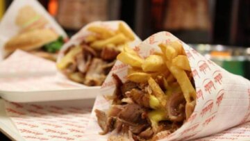 Έπεσαν... μηνύσεις για ένα σουβλάκι! 