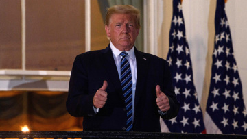 Το σόου Τραμπ μετά το νοσοκομείο, η σκηνοθετημένη εικόνα υπεροχής και τα «fake news»