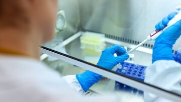 ΗΠΑ: Θα χορηγήσουμε πάνω από 1 εκατομμύριο δόσεις φαρμάκων αντισωμάτων 