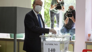 «Εκλογές» στα κατεχόμενα: Ερσίν Τατάρ και Μουσταφά Ακιντζί πέρασαν στο δεύτερο γύρο