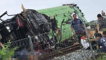 Τρομακτικό δυστύχημα στην Ταϊλάνδη: Λεωφορείο συγκρούστηκε με τρένο - Τουλάχιστον 17 νεκροί