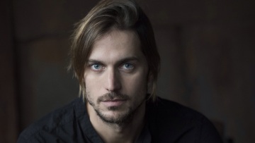 Emily in Paris: Ποιος είναι ο γοητευτικός ηθοποιός της νέας σειράς του Netflix;