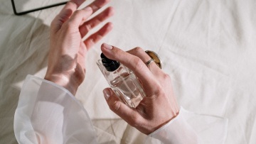 Πρόστιμο €50.000 σε e-shop για τη διάθεση «μαϊμού» αρωμάτων