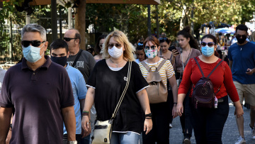 Υποχρεωτική  η  μάσκα  και στους εξωτερικούς χώρους με  συγχρωτισμό - Δεν είναι εστία διασποράς τα σχολεία