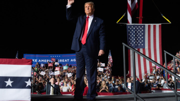 Ντοναλντ Τραμπ: Σόου στην πρώτη συγκέντρωση μετά την ασθένειά του - «Θέλω να σας φιλήσω όλους» (βίντεο)