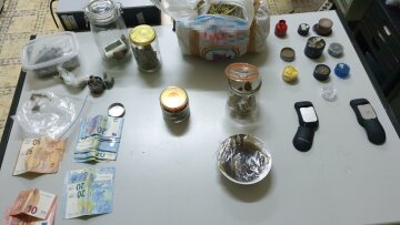 Ιωάννινα: Σε δυο σπίτια φύλαγαν 41 συσκευασίες με κάνναβη και στιλέτα