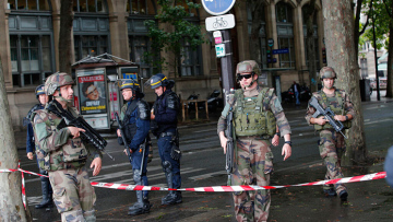 Τρομοκρατική επίθεση στο Παρίσι: Ένοπλος αποκεφάλισε άντρα φωνάζοντας «Αλλάχου Ακμπάρ»