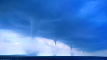 Καιρός: Καταιγίδες από τα δυτικά - Ανεμοστρόβιλοι στο κεντρικό Ιόνιο