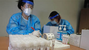 Κορωνοϊός: Δραματική αύξηση του αριθμού των θανάτων - Στα ύψη τα κρούσματα την πρώτη ημέρα του lockdown 